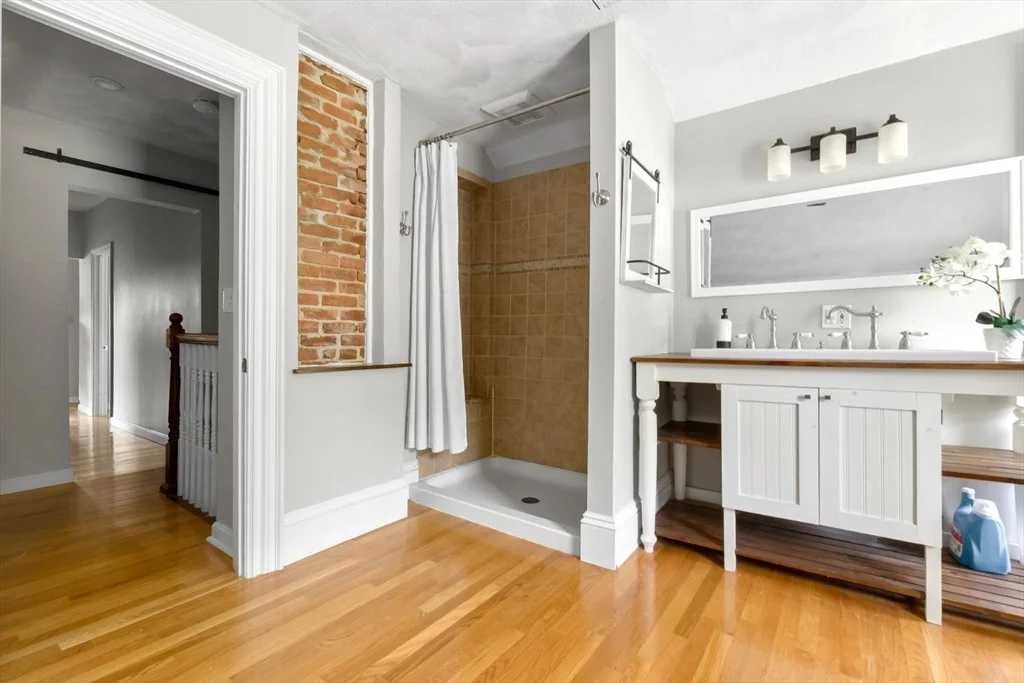 Photo of 868 Main St