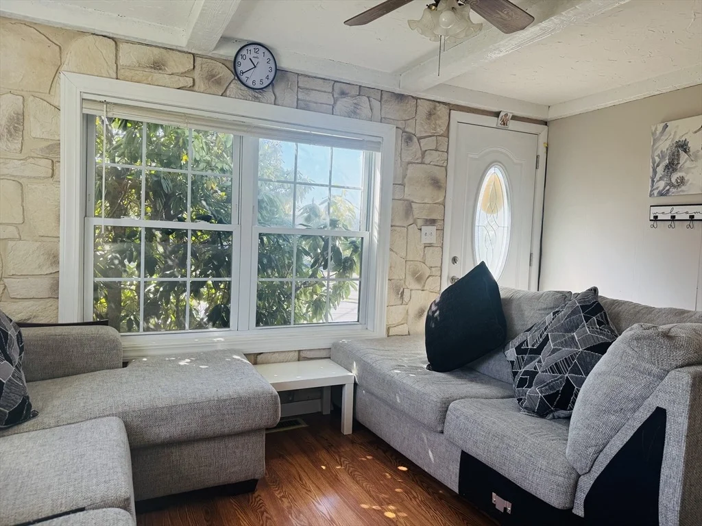 Photo of 936 Centre