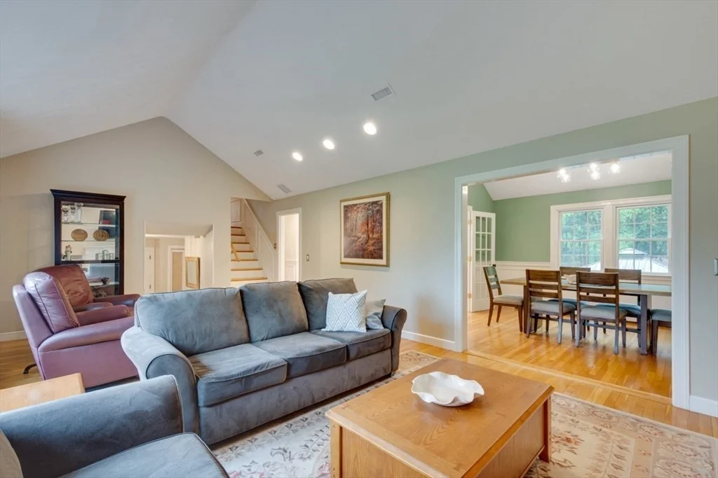 Photo of 732 Salem End Rd