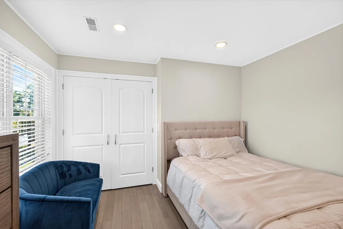 Photo of 537 Southwick Rd