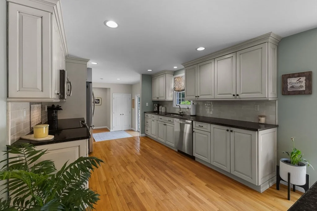 Photo of 7 Eaton Dr