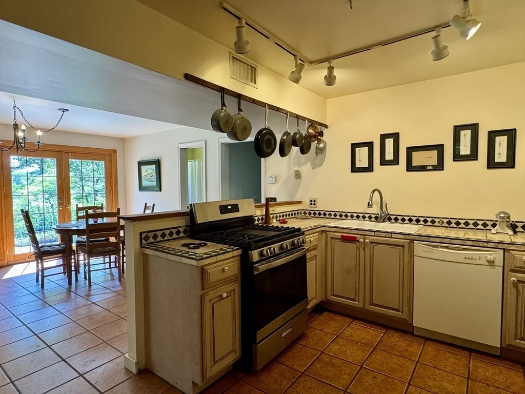 Photo of 1450 West Road