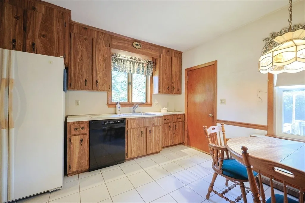 Photo of 587 Common St