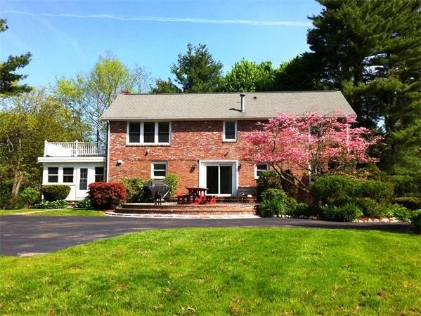 Photo of 105 Boston Post Rd