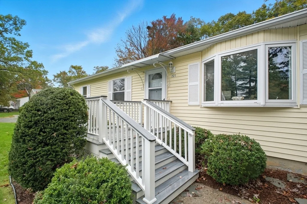 Photo of 221 Glenoak Dr