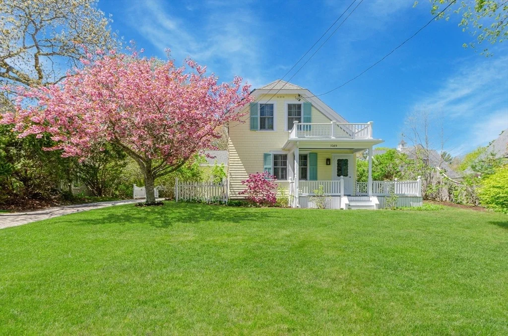 Photo of 1089 Main Street