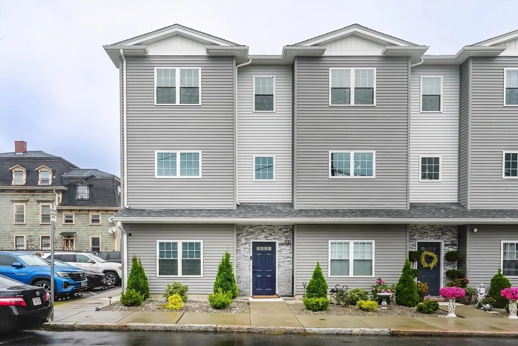 Photo of Unit 1 at 550 Spring St