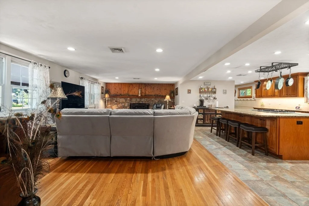 Photo of 16 Burbank Lane