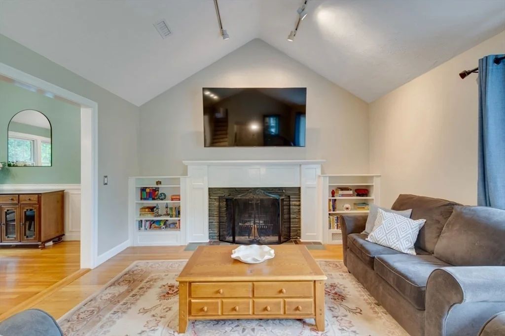 Photo of 732 Salem End Rd