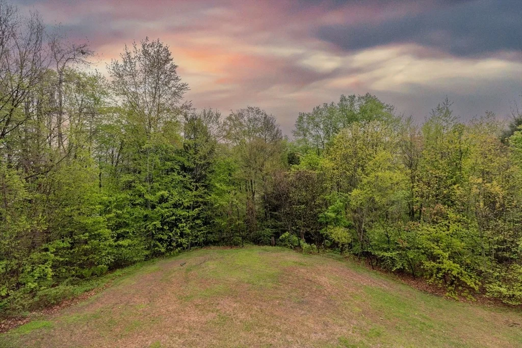 Photo of 302 Middlefield Rd