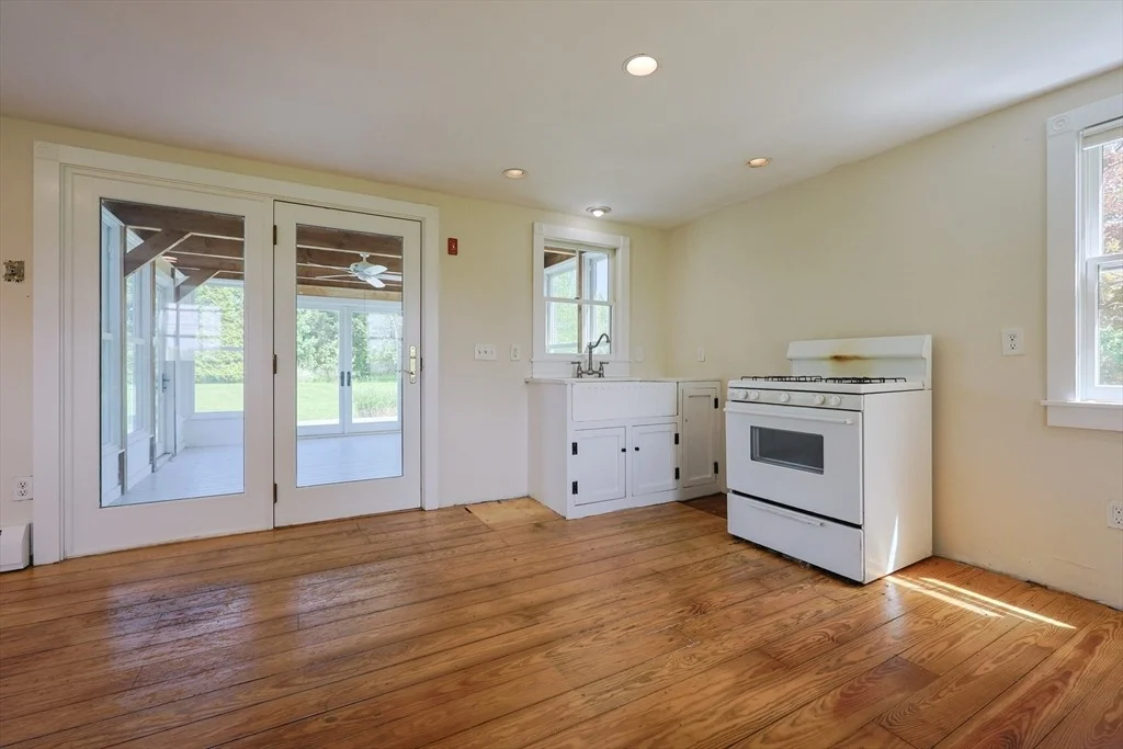 Photo of 460 W Main Rd
