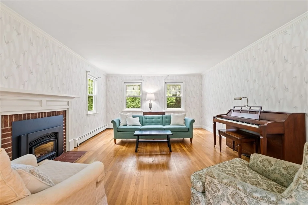 Photo of 83 Hemlock Park Dr