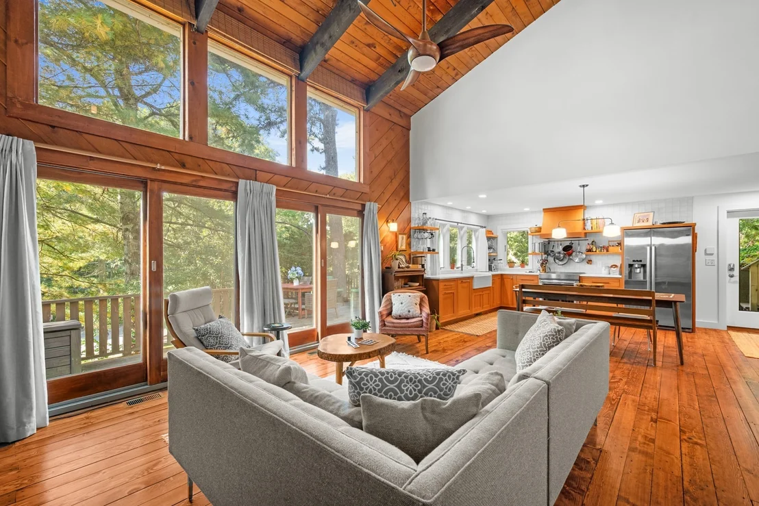 Photo of 136 N Pond Dr