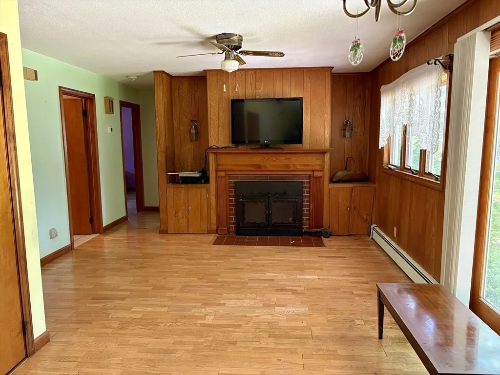 Photo of 43 Mount Tom Ave