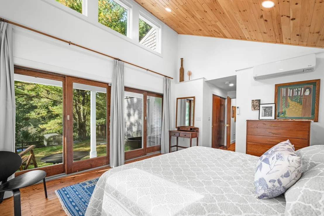 Photo of 136 N Pond Dr
