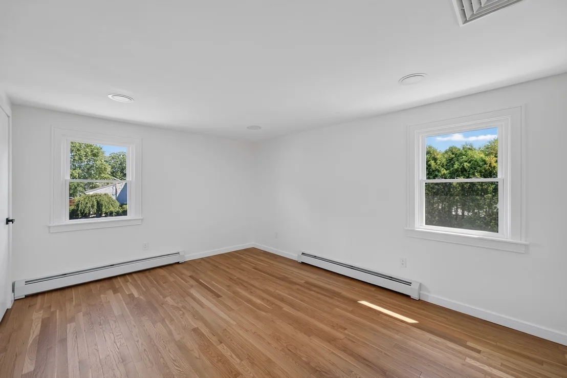 Photo of 585 N Eastern Ave