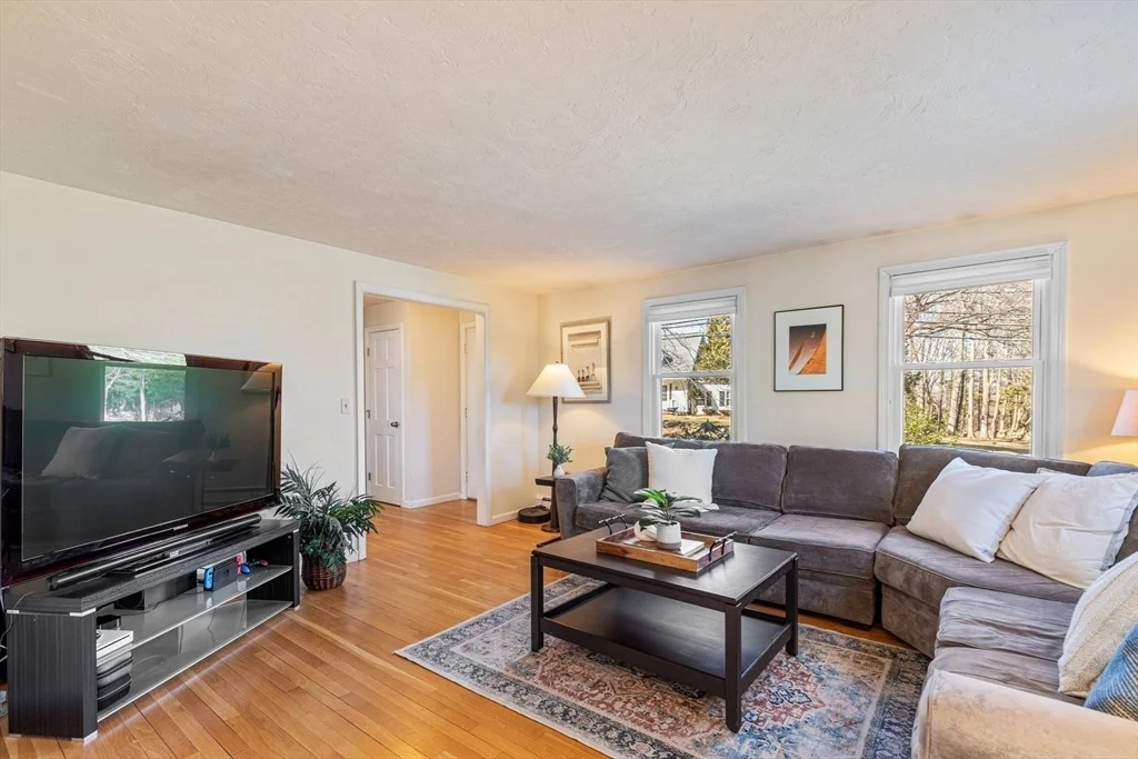 Photo of 886 Salem End Rd