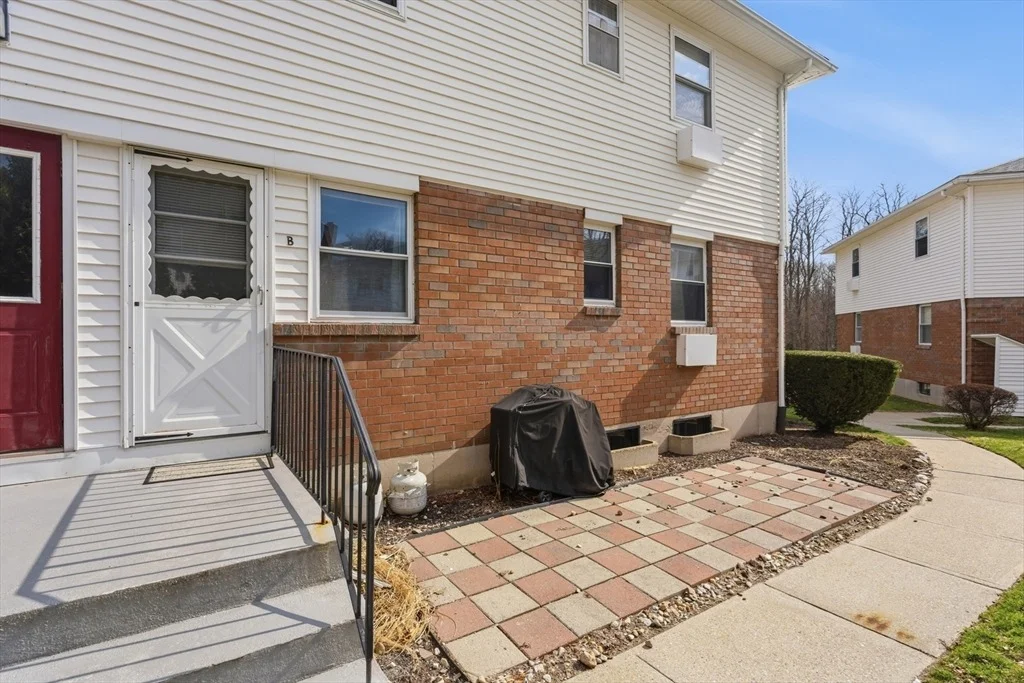 Photo of Unit B at 80 Colonial Cir