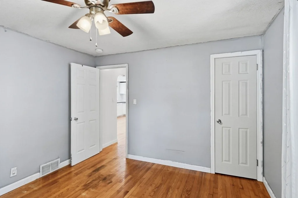 Photo of 881 Roosevelt Ave