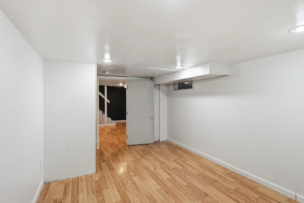 Photo of 881 Roosevelt Ave