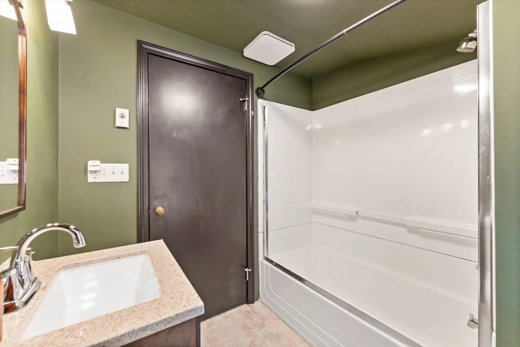 Photo of 1180 Calkins Rd