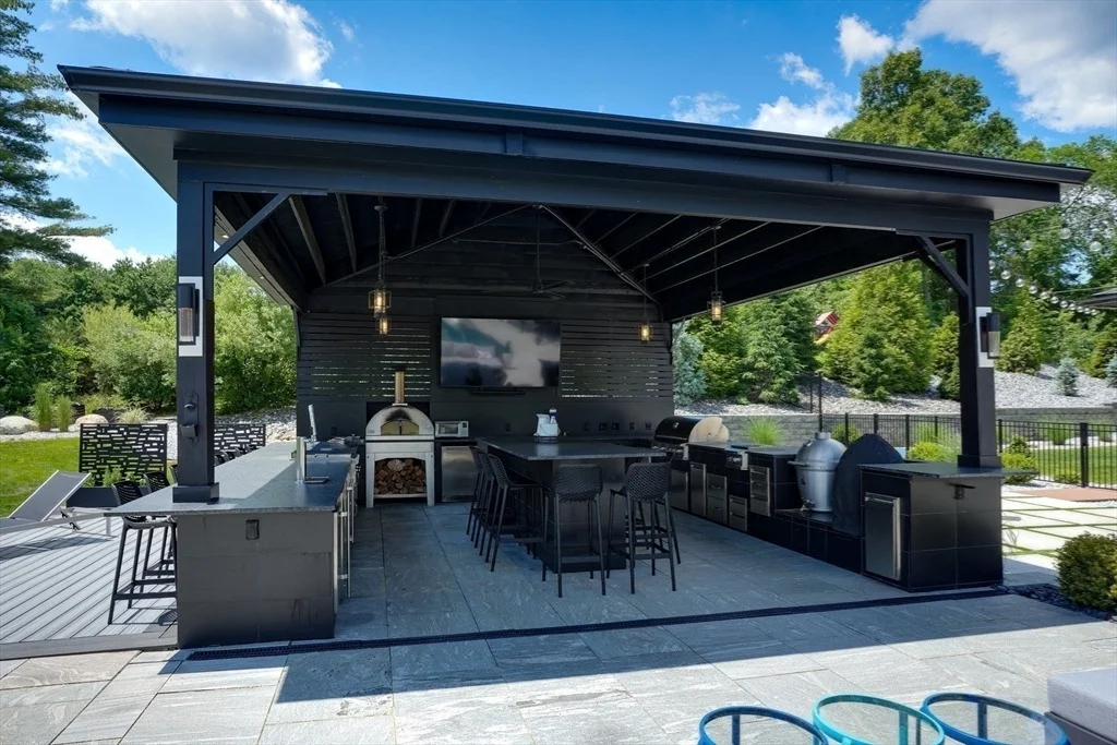 Photo of 556 Middle Road