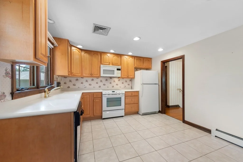 Photo of 71 Colonial Dr
