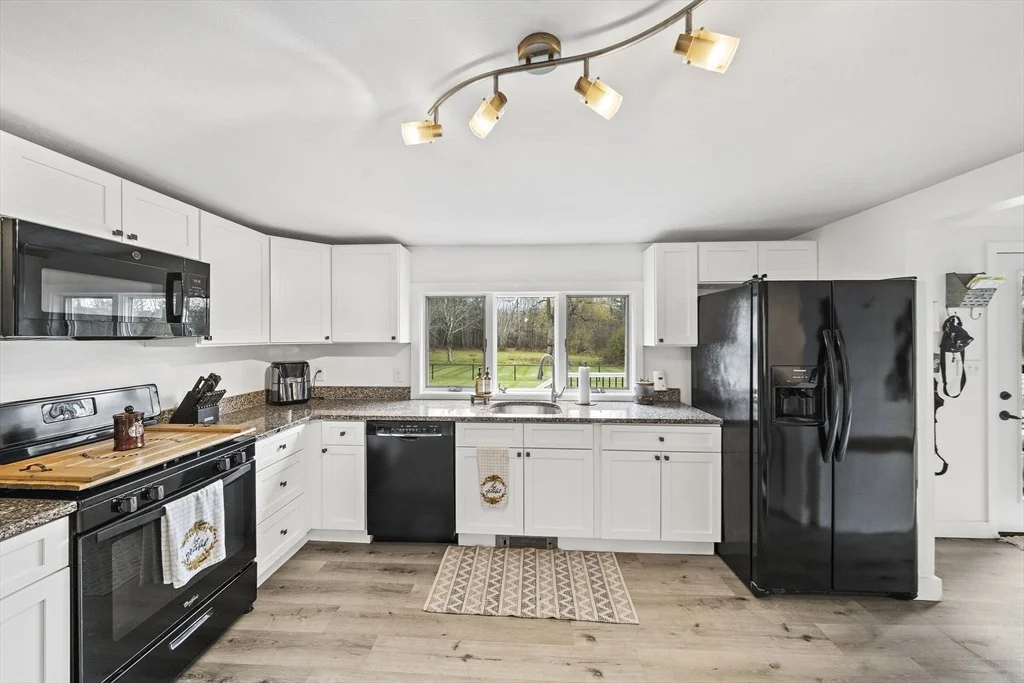 Photo of 2 Iris Ave