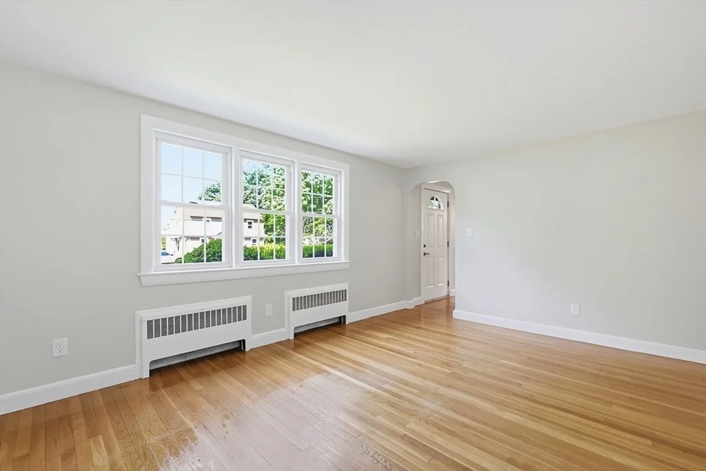 Photo of 4 Meadow Ln