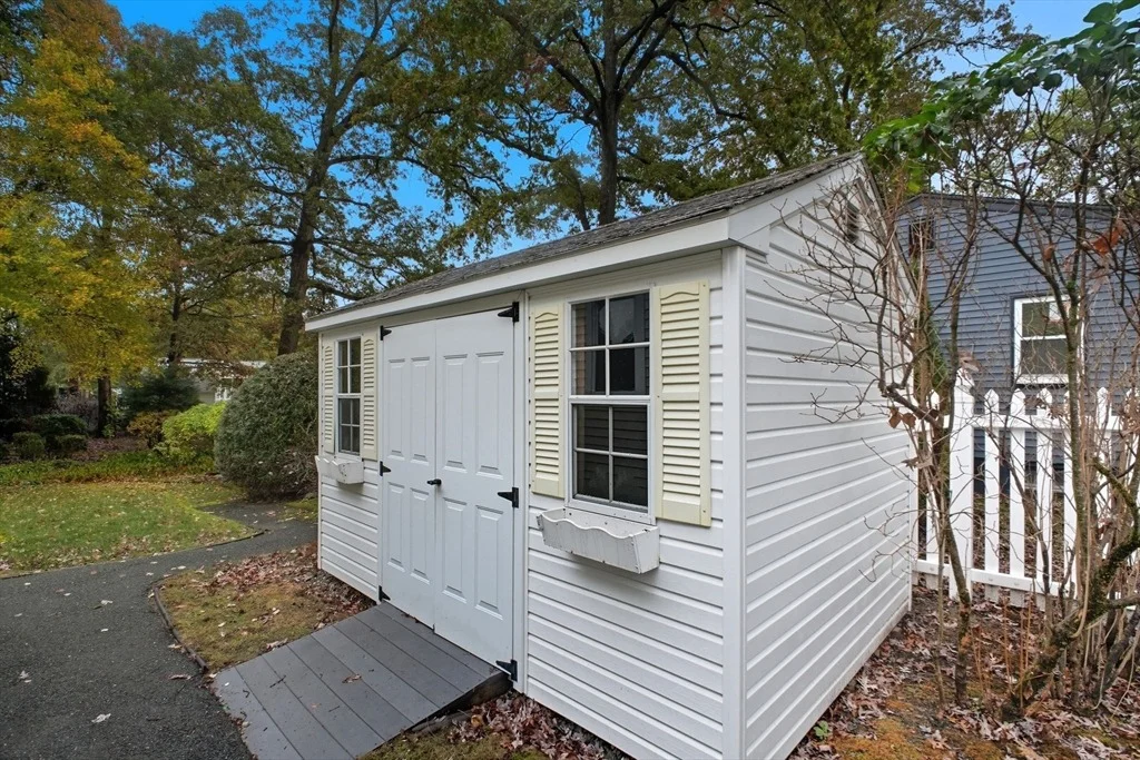Photo of 221 Glenoak Dr