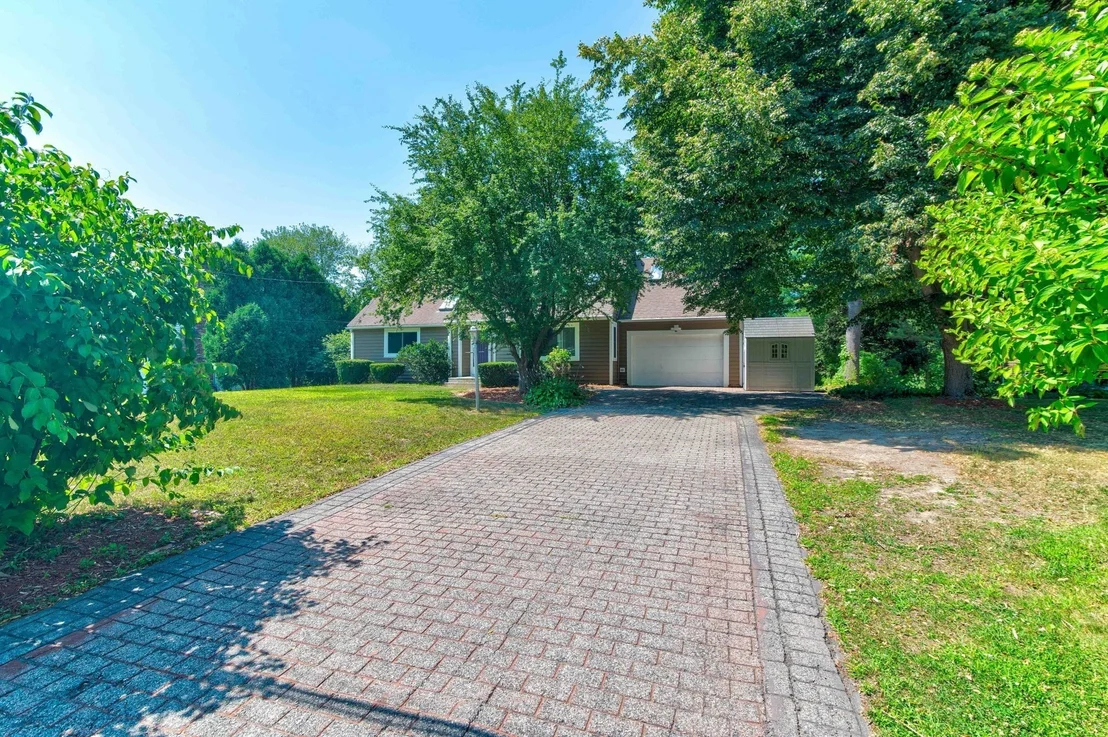 Photo of 7 Oxyoke Dr