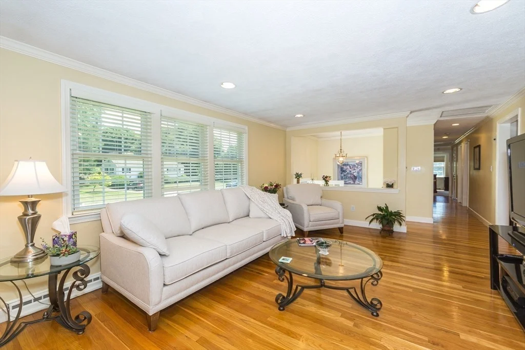 Photo of 9 Riverbend Dr