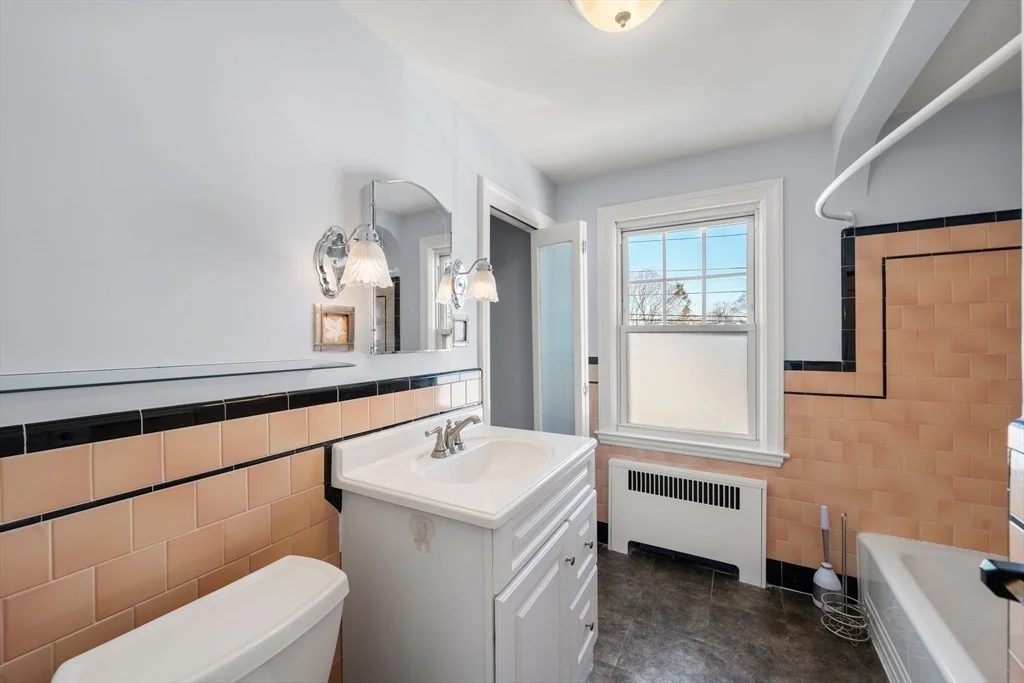 Photo of 25 Newfield Ave