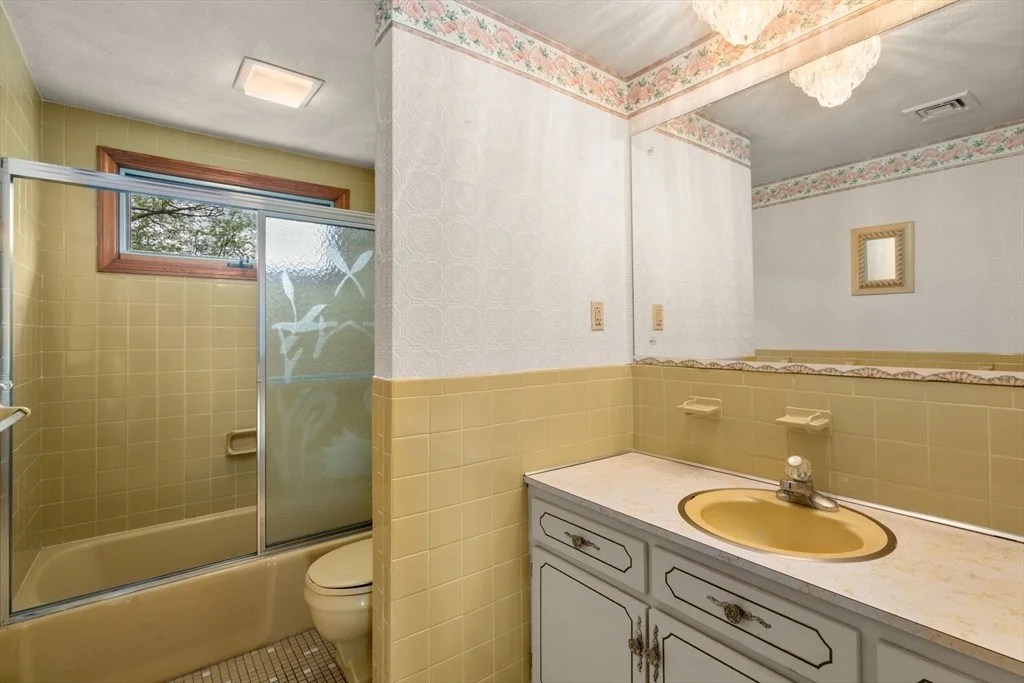 Photo of 16 Fieldstone Dr