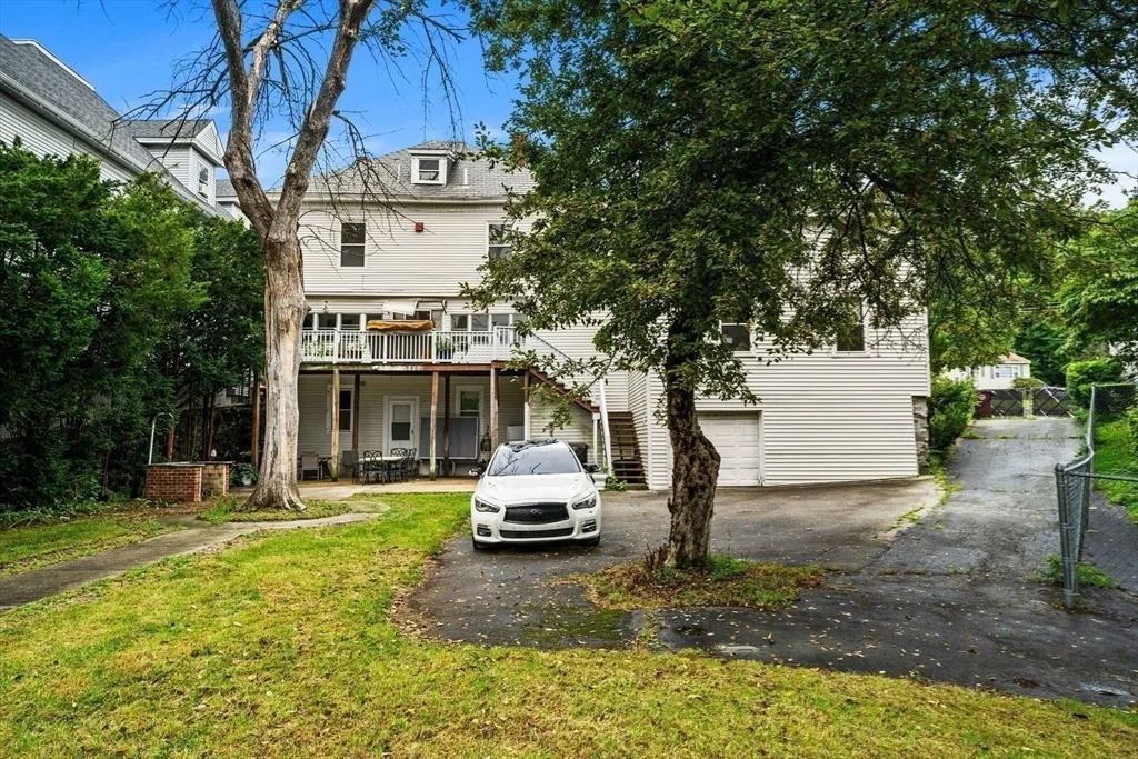 Photo of 952 Bridge St