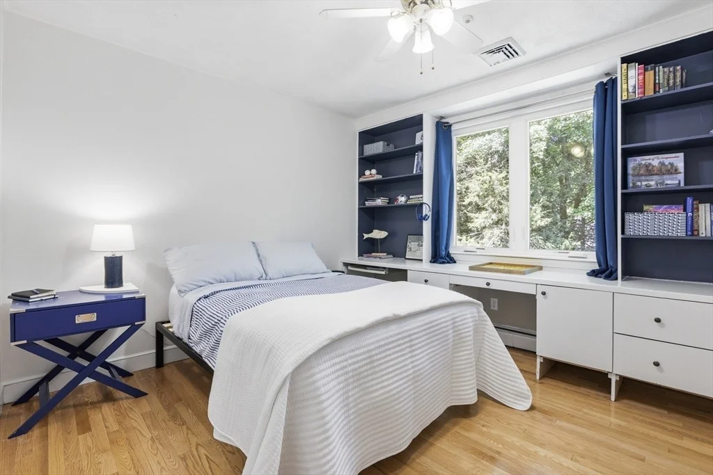 Photo of 25 Revolutionary Rd