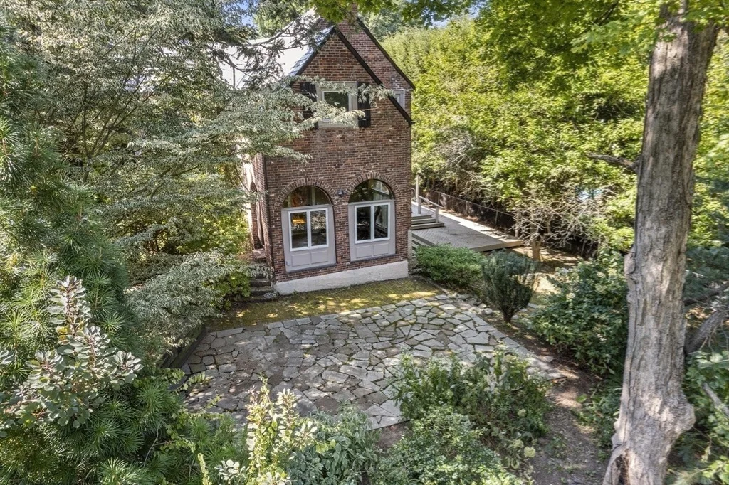 Photo of 205 Waban Ave