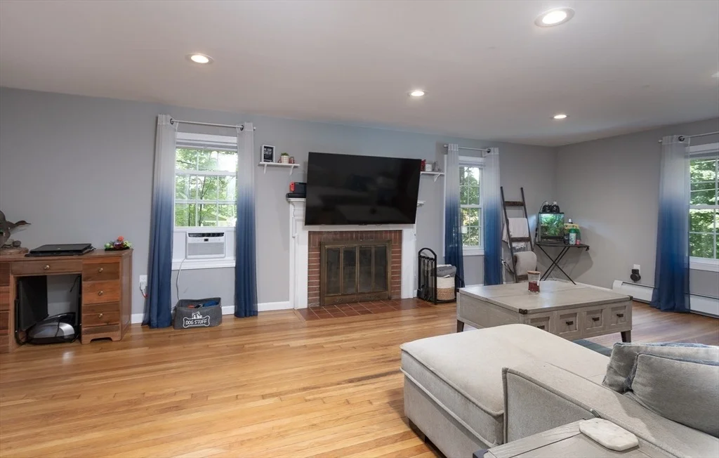 Photo of 114 Burbank Ave