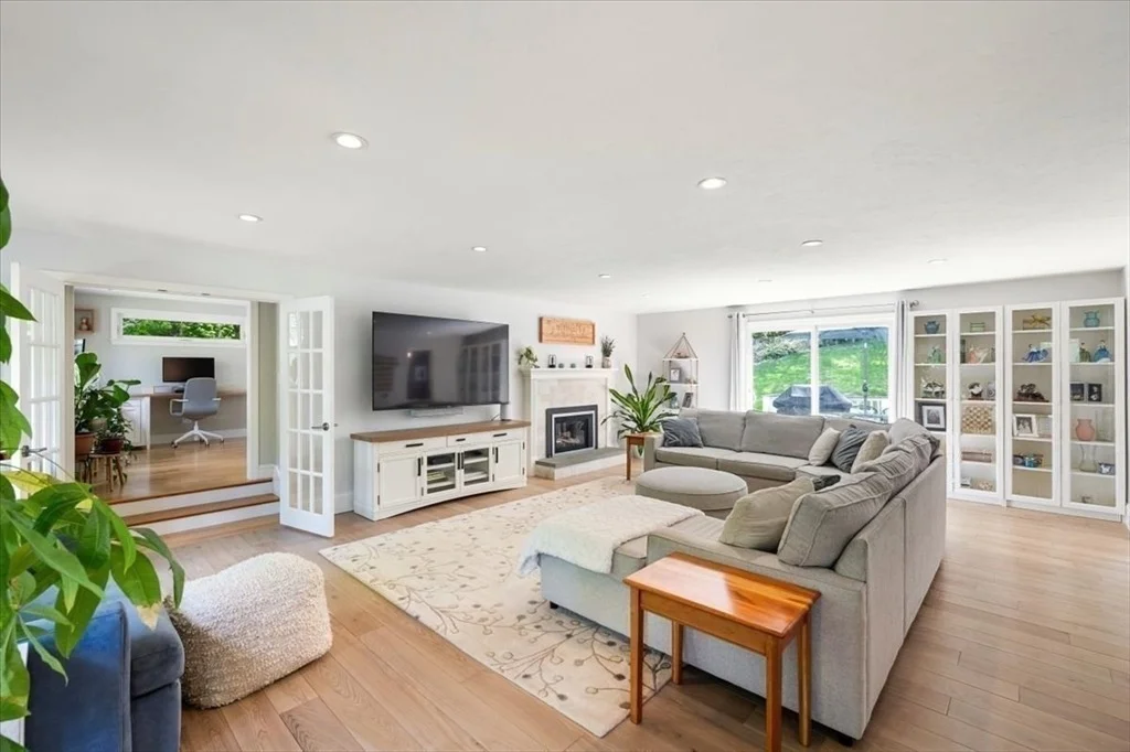 Photo of 9 Running Brook Cir