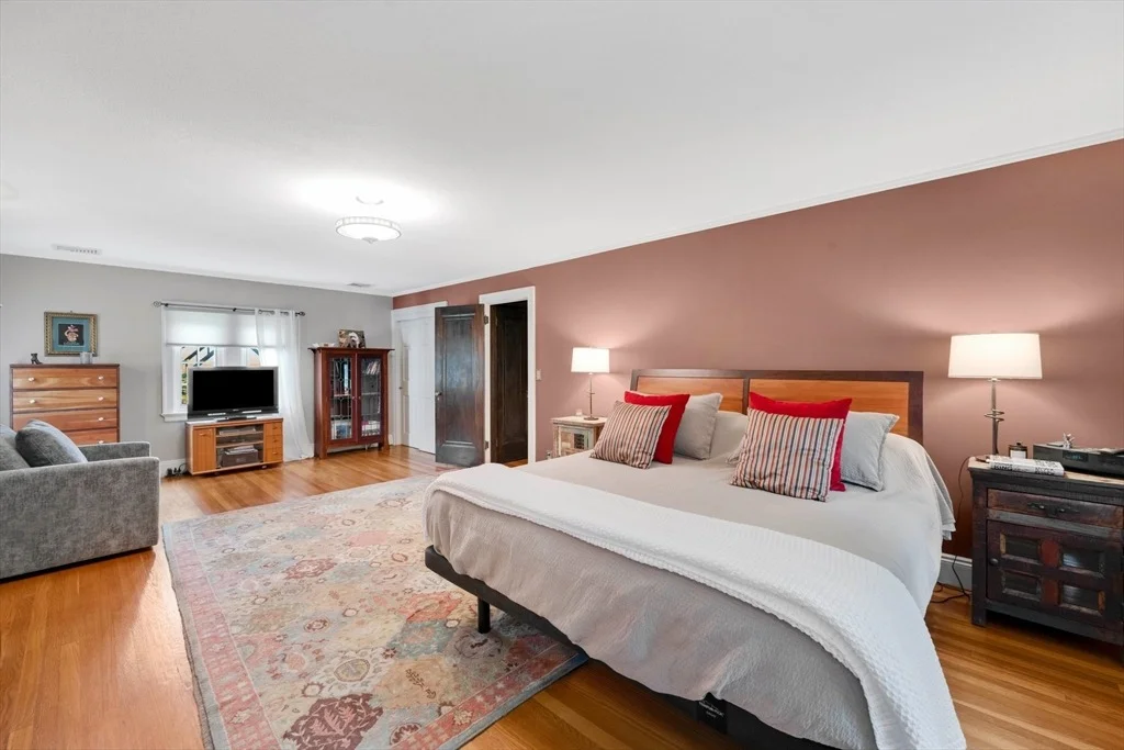 Photo of 44 Meadowbrook Rd