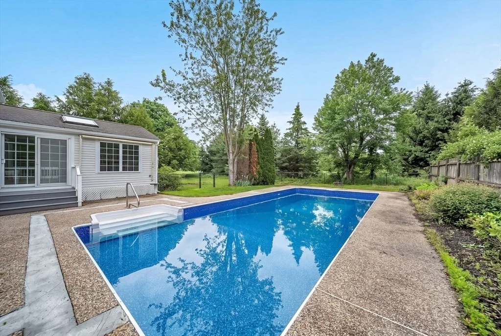 Photo of 4 Meadow Dr