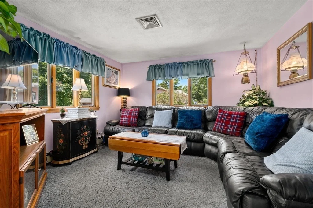 Photo of 15 Hobbs Brook Rd