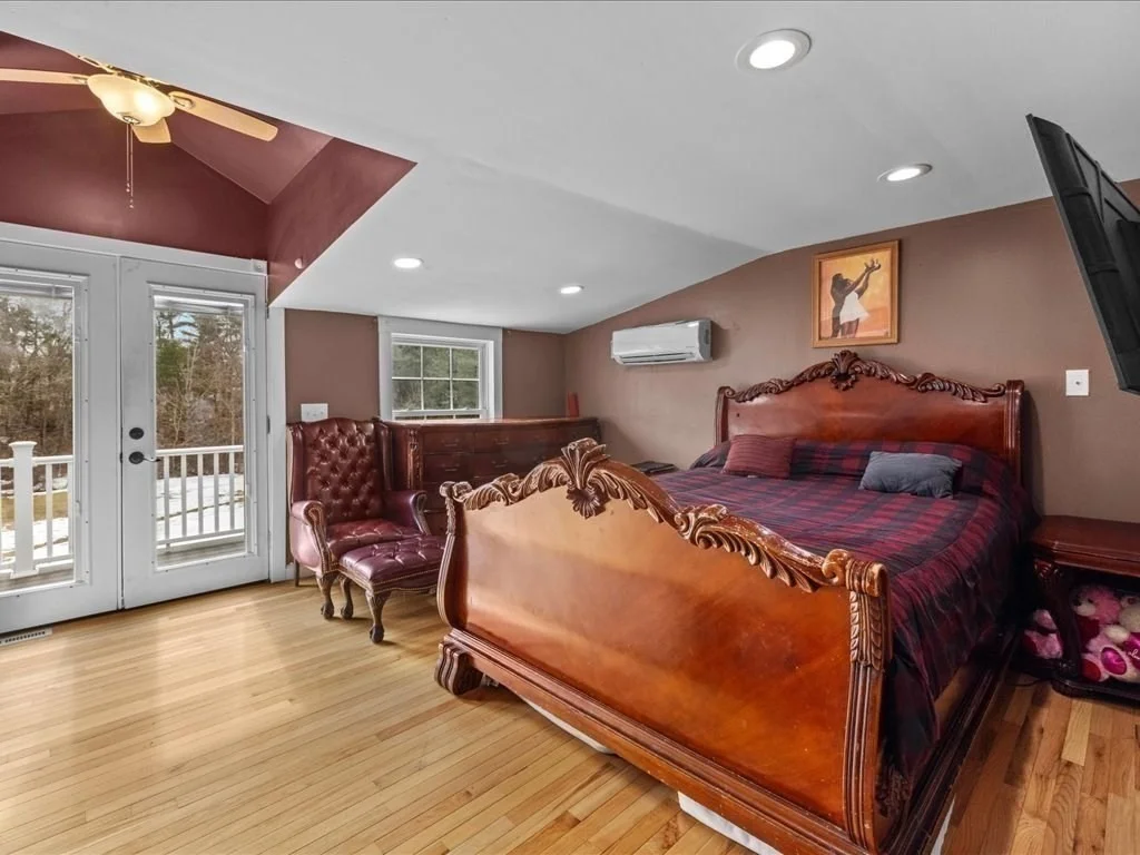 Photo of 555 Webster St.