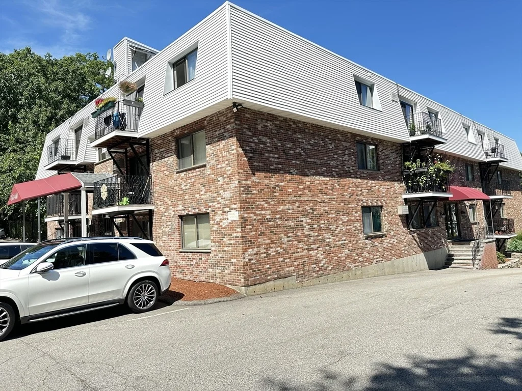 Photo of Unit 14 at 458-460 Eastern Ave