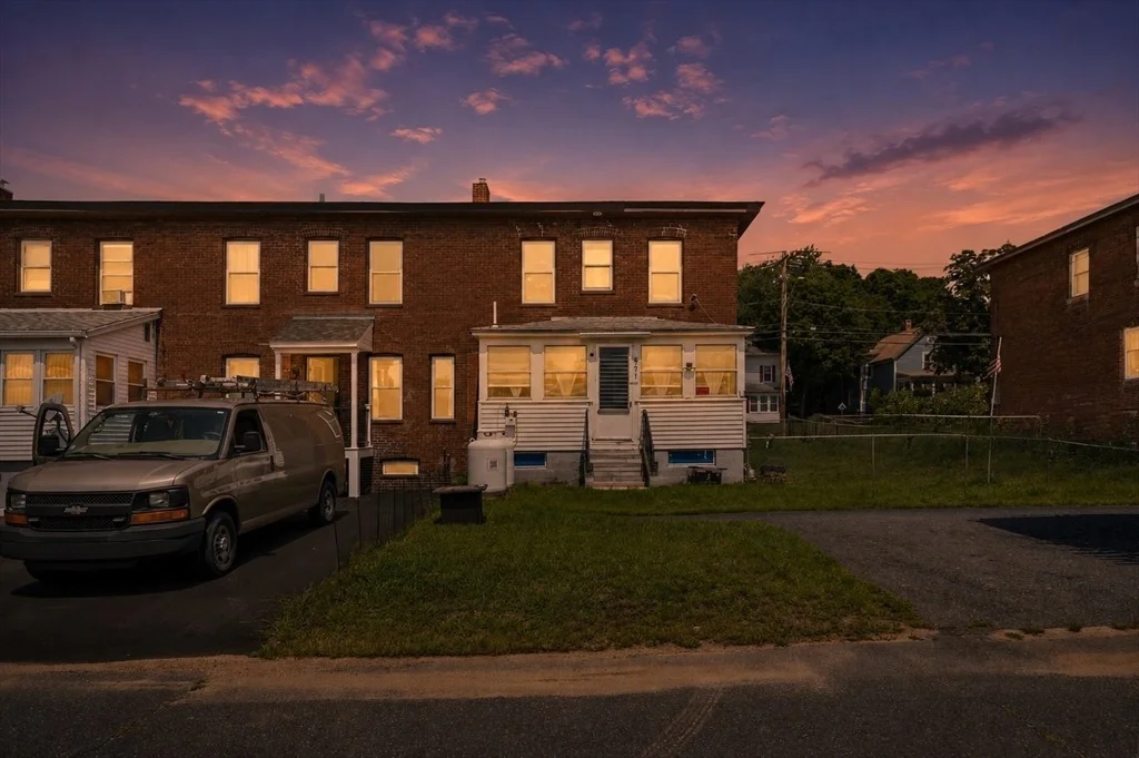Photo of 2271 Main St