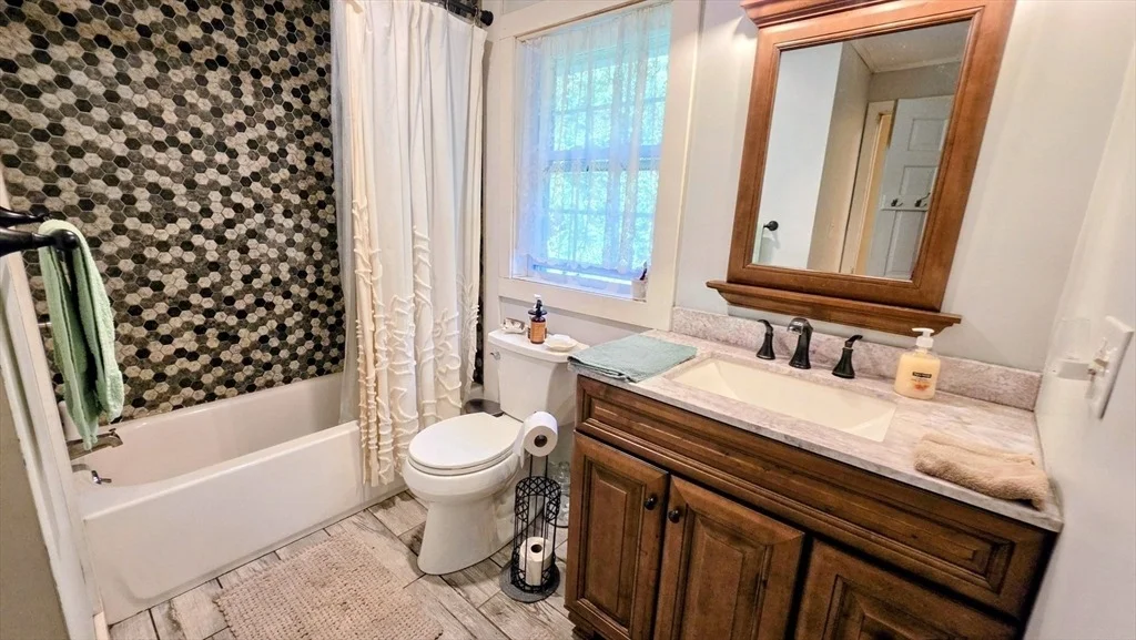 Photo of 2 Greenleaf Dr