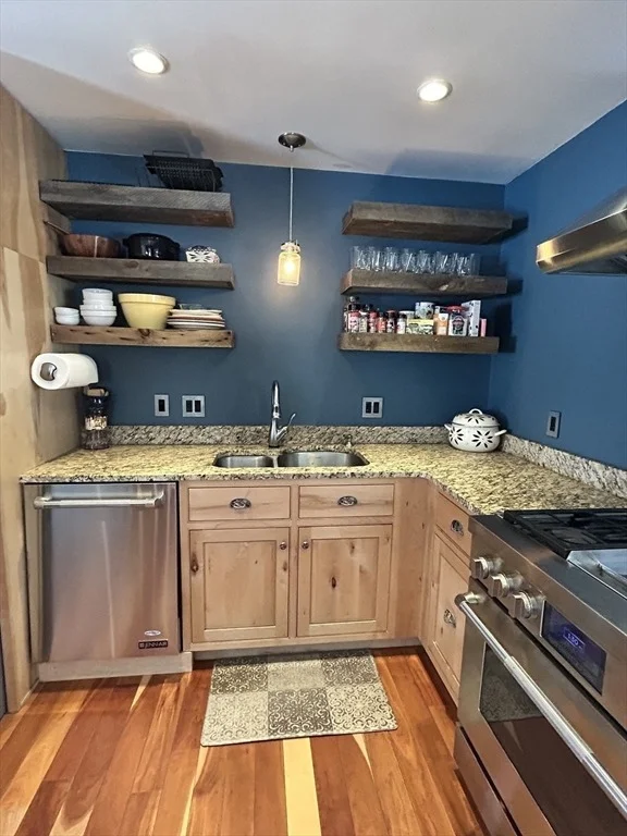 Photo of 552 Dwight Rd