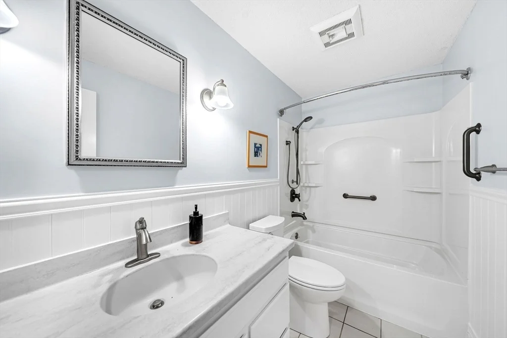 Photo of 4 Meadow Dr