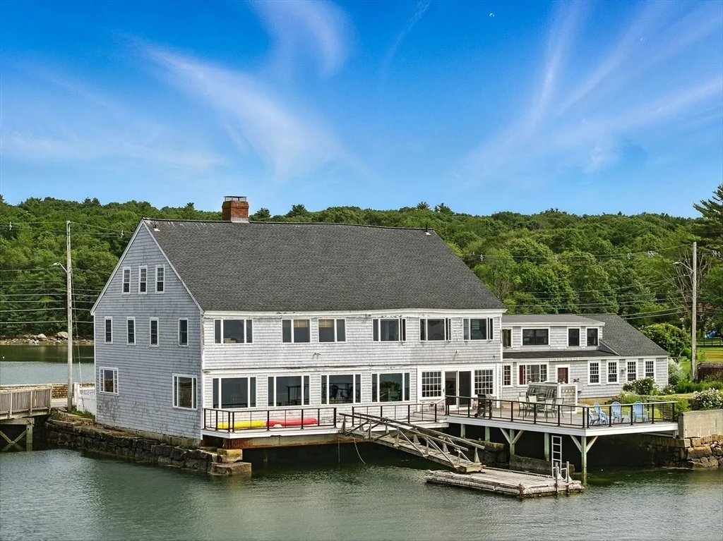 Photo of 672 Washington Street
