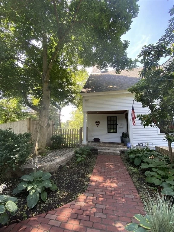 Photo of 261 Salem End Rd